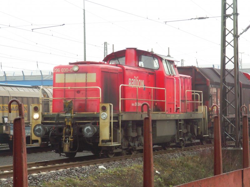 296 030-0 rangiert in Seelze am 22.03.2009 Gterwagen.