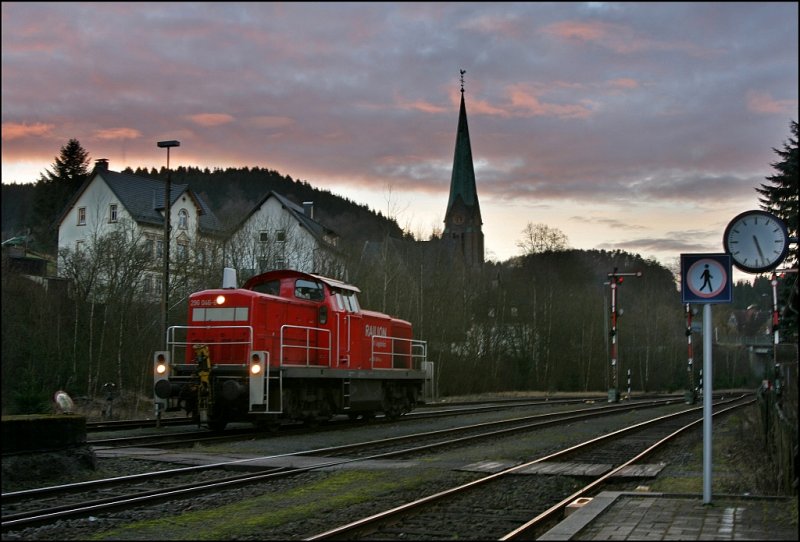 296 046 wartet am Abend des 07.02.2008 in Brgge (Westf).