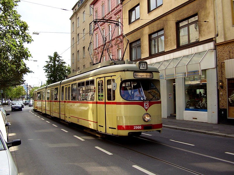 2966 auf der Einbahnstrae hinter dem Bf D-Bilk. Aufnahme am 03.08.07.