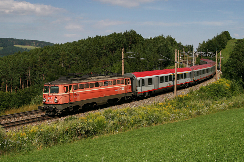 29.7.09 Die Verschandelung der Baureihe 1142 schreitet immer weiter voran. Als die Beklebungen der Valousek Maschinen mit der Wortmarke nicht mehr gereicht haben strzte man sich auf 2 blutorangene 1142. Doch heutzutage muss man ja freuen, dass es berhaupt noch welche in dieser Farbgebung gibt! 1142 564 am OIC 656 von Graz nach Wien Sdbahnhof.