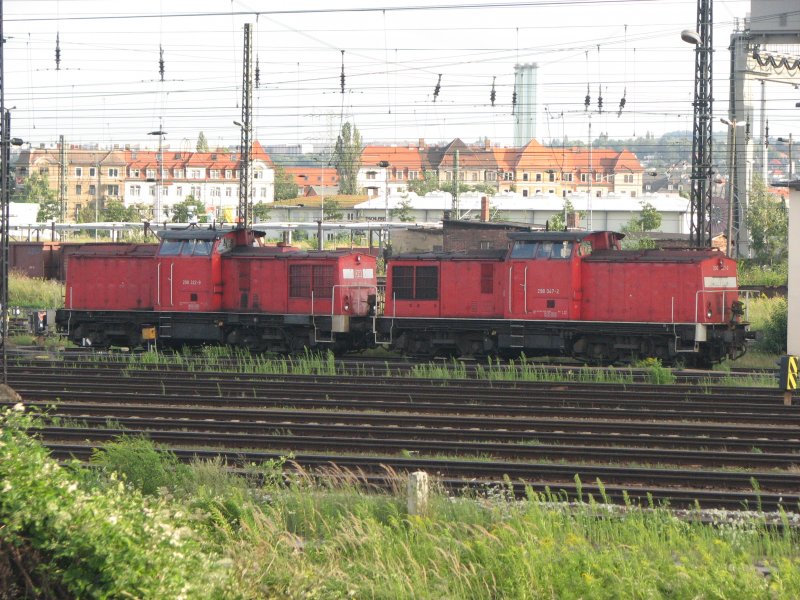 298 047-2 und 298 322-9 stehen abgestellt in Dresden-Friedrichstadt und warten auf neue Einstze.27.07.07.