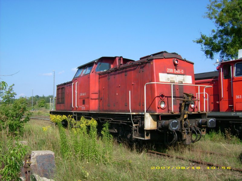 298 048 stand am 18.08.07 im Bahnbetriebswerk Wittenberg. Ich nehme an, das sie dort auch stationiert ist. Im Hintergrund steht noch eine 363