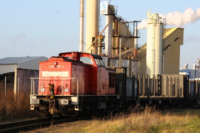 298 080 Rangiereinheit kurz vor Wismar-Seehafen. 12/2006