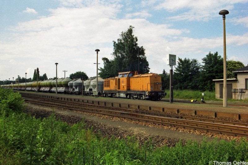 298 122 steht im Sommer 1996 mit einem  Zwiebelwagenzug  im Bf Chemnitz-Glsa zur Abfahrt bereit.