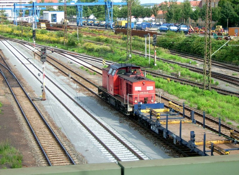 298 151 bringt am 18.08.08 einen Gterzug in die Ausfahr-Gleisevom rangierbahnhof Leipzig-Engelsdorf. Was mir erst spter aufgefallen ist: Sie hat zwei verschiedene Fronten. Hier die Front mit Platz fr den DB-Keks...
