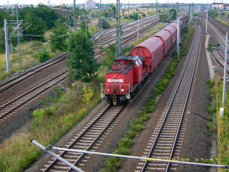 298 151 vom Rbf Leipzig-Engelsdorf zieht am 05.09.08 einen Gterzug aus Richtung Dessau kommend durch Bitterfeld in Richtung Leipzig/Halle.
