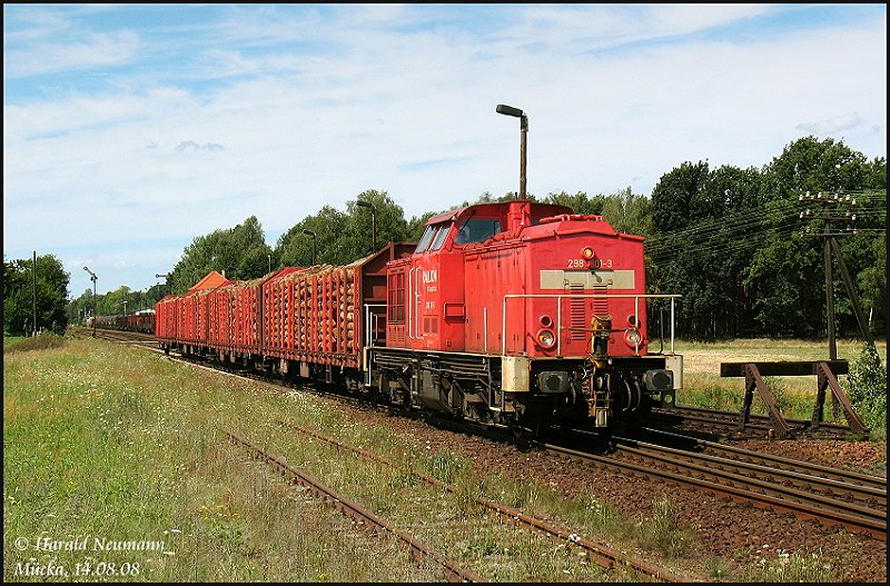 298 301 auch mit einer bergabe in Mcka, hier mit Holz fr die Firma Klausner in Kodersdorf, 14.08.08.