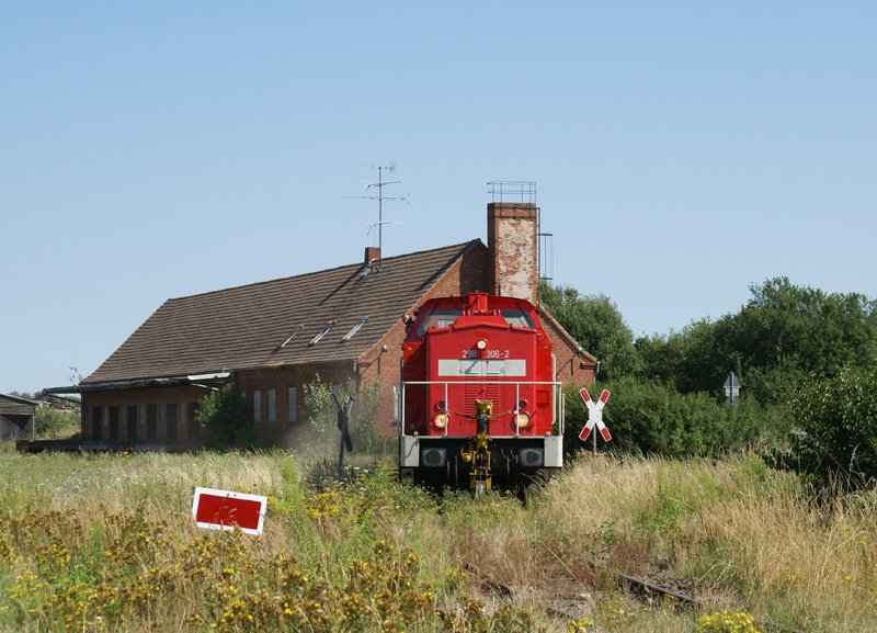 298 306-2 hat am 31.07.2008 einen Wagen vom rtlichen Schrotthndler abgeholt und begibt sich nun wieder in Richtung Stellwerk.