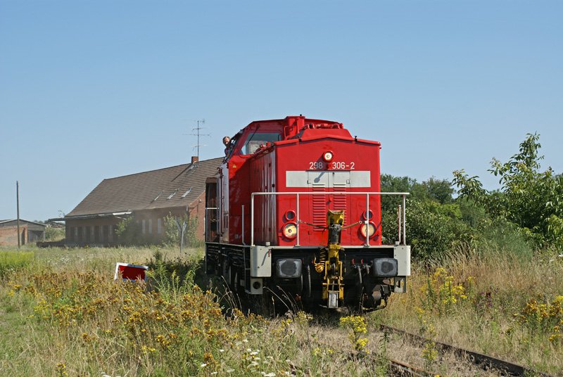 298 306-2 rangiert am 31.07.2008 mit einem Gterwagen in Malchow.