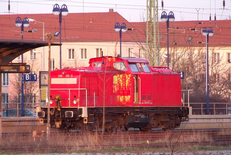 298 315-3 steht am Abend des 03.04.2009 in Lbbenau/Spreewald rum. Der  Meister  verriet mir noch, dass die Lok kaputt ist und bald abgeschlept wird. Den Grund wei ich leider nicht. 