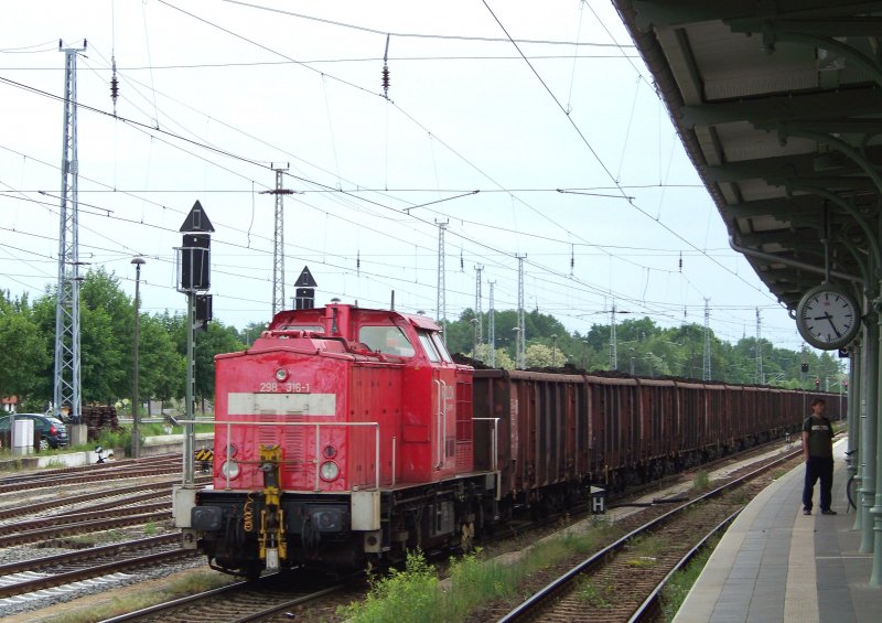 298 316-1 wartet hier auf die Weiterfahrt in Richtung Hafen von Knigs Wusterhausen um dort den Kohlezug, bzw den Inhalt der Waggons auf Schiffe zu verladen. 22.05.2009