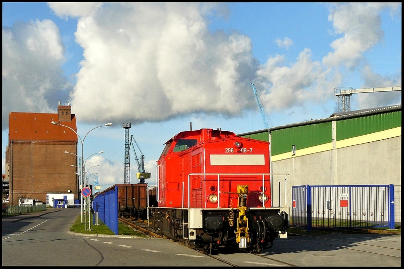 298 318-7 rckt am 17.11.2008 zu Rangierarbeiten in den Stralsunder Nordhafen ein.