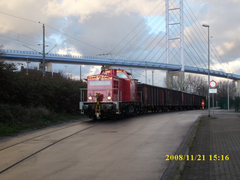 298 318 rangierte am 21.11.2008 im Stralsunder Sdhafen.Noch war nichts von den bevor stehenden Wintereinbruch zumerken.Wenige Minuten nach der Aufnahme fing es auch hier an zuschneien !