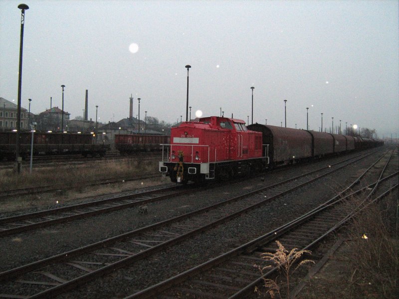 298 324-5 bei leichtem Schneefall ( deshalb die weien Punkte) am 10.12.1008 in Bautzen. Man beachte die Form der Puffer