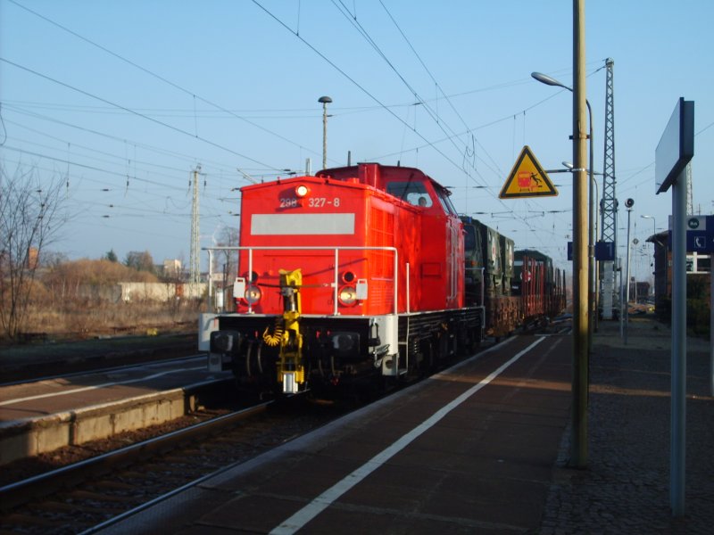 298 327-8 setzte sich nun mit ihrem kurzen Militrzug Richtung Leipzig in Bewegung.