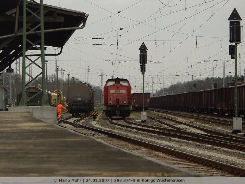 298 374 steht im Gterbereich des Bahnhofs Knigs Wusterhausen und wartet auf den Tf.