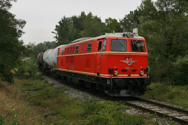 29.8.07 Der Stadlauer �lpendler war, bzw. ist ein Haupteinsatzgebiet der Reihe 2143. Schon seit Wochen fuhr darmals die 2143 035 auf diesen Z�gen, also schon eine fade Alltagsgeschichte. Trotzdem war sie mir ein Bild wert. Hier die 2143 035 mit dem NG 68217 von Stadlau nach Wien Lobau Hafen.