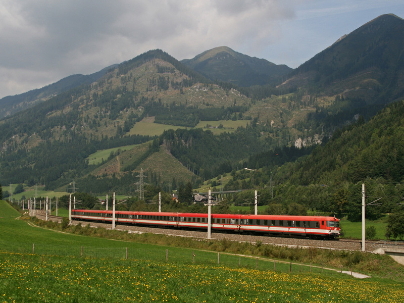 29.8.08 Ein Triebwagen der Geschichte schrieb... F�r �sterreich war er ein Markenzeichen, doch irgendwann kam der Zeitpunkt an dem er ausgemustert wird. Hier ein Bild aus seinem letzten Einsatzjahr auf dem Schoberpass. 4010 019 + 6010 006 als IC 515 von Innsbruck nach Graz.