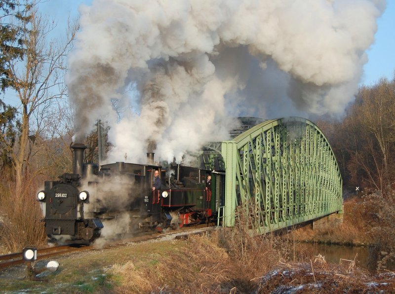 298.102 + 298.52 berqueren am 31.12.2008
mit ihrem Nostalgiezug die Steyrbrcke bei 
Waldneukirchen.