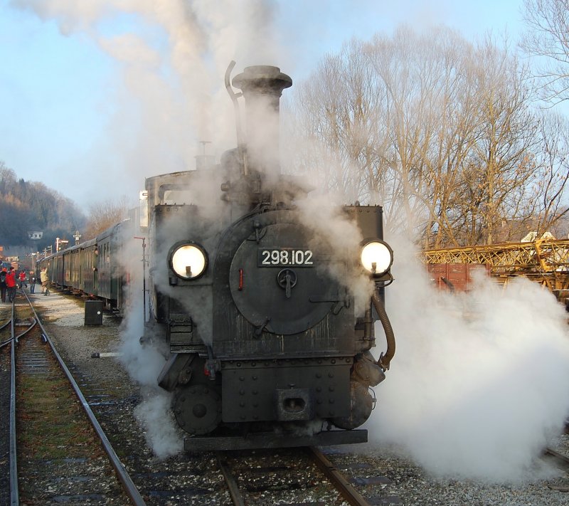298.102 am 31.12.2008 bei der 
Ankunft am Bahnhof Grnburg.