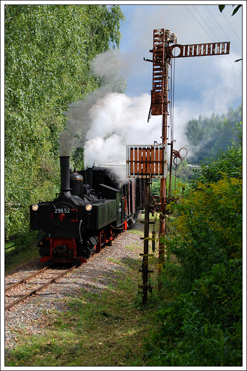 298.52 mit einem Fotozug beim Einfahrsignal Aschach a.D. Steyr am 6.9.2009.