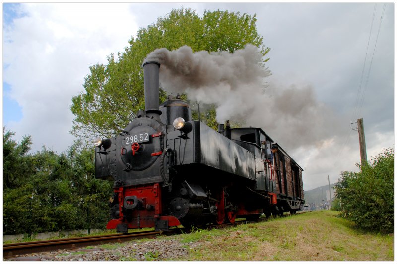 298.52 mit einem Fotozug beim der Ausfahrt aus Aschach a.D. Steyr am 6.9.2009.
