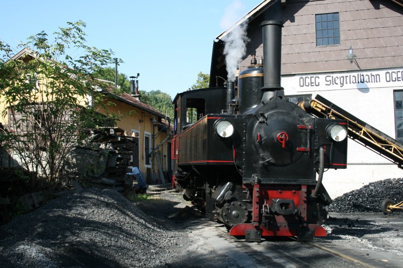 298.52 der �GEG (Steyrtalbahn) beim Bekohlen am Heizhausgel�nde in Gr�nburg