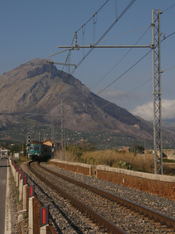 29.9.2007, Himera, Brcke ber den Fiume Grand o Imera Settentrionale, Elektrischer Triebwagenzug auf dem Weg von Palermo nach Messina, im Hintergrund der Monte San Calogero