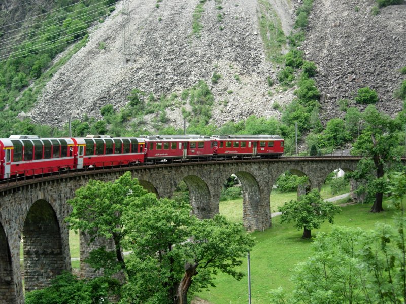 2ABe 4/4 II mit Bernina-Express auf dem Kreisviadukt in Brusio am 01.06.08