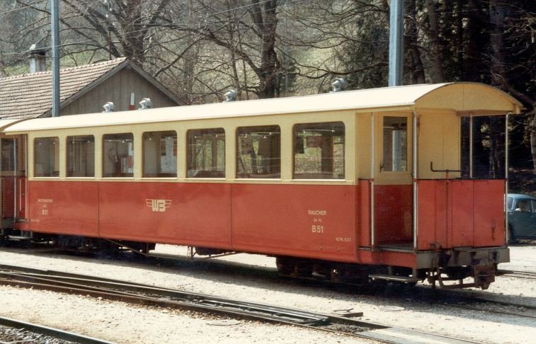 2Kl. Personenwagen B 52 im Bahnhof von Waldenburg im Mai 1982