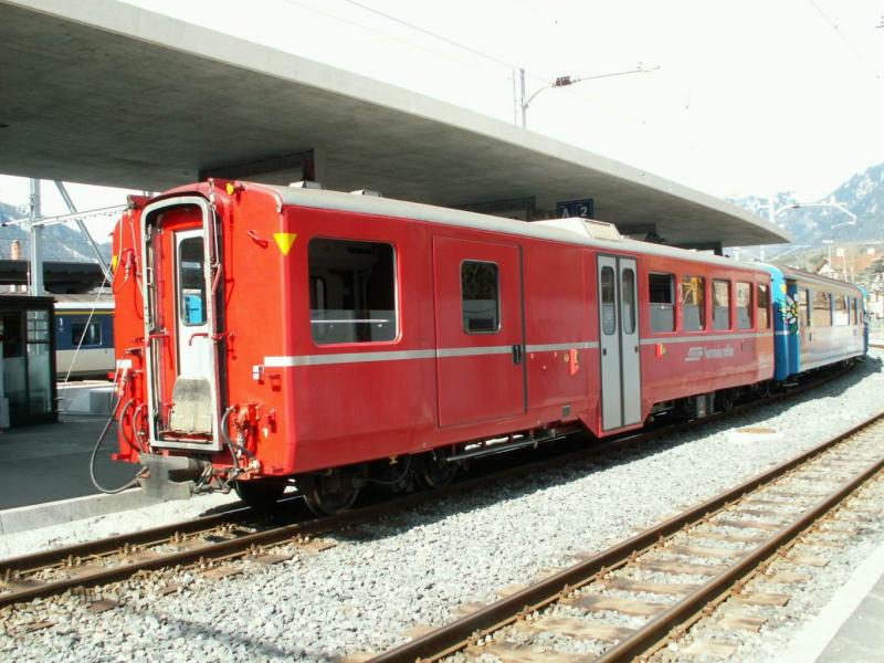 2.Klasse Wagen BD 2478 mit Gepckabteil der Berninabahn zu Gast bei der Arosabahn,hier am 04.04.06 in Chur als letzter Wagen am  Arosa Express 