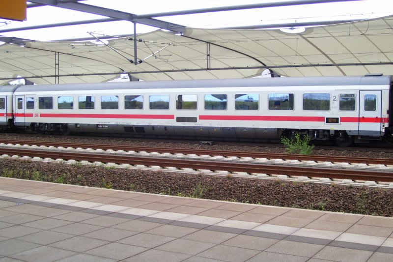 2.Klasse Wagen des IC 2037 von Norddeich Mole nach Leipzig Hbf beim Halt am Flughafen Halle/Leipzig; 27.08.2007