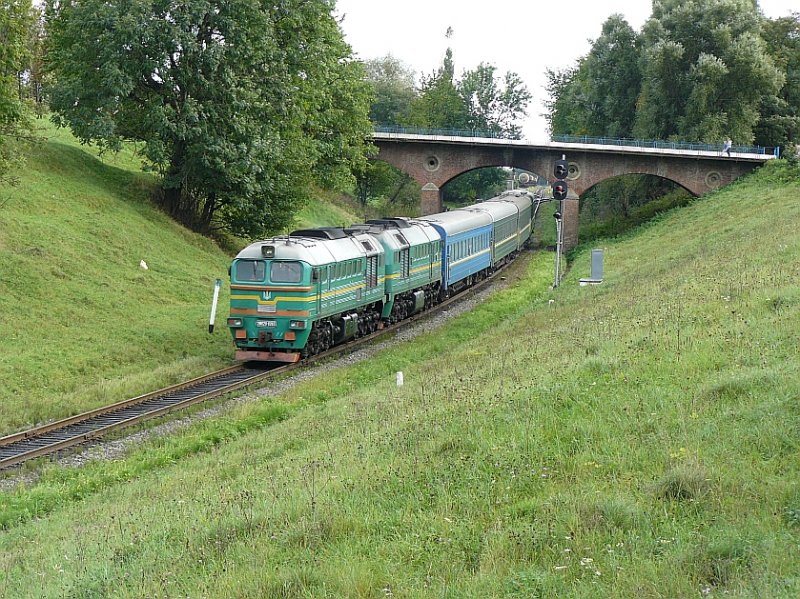 2M62-0293 mit D-Zug Varna-Minsk in Hlyboka am 10-09-2007.