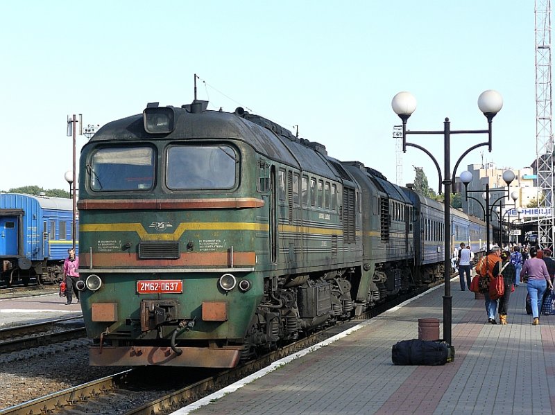 2M62-0637 in Chernivtsi mit Zug in Richtung Lviv, 07-09-2007