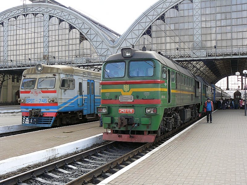 2M62-1038 mit Zug aus Chernivtsy und links Triebwagen ER9-746, Lviv 27-03-2008.