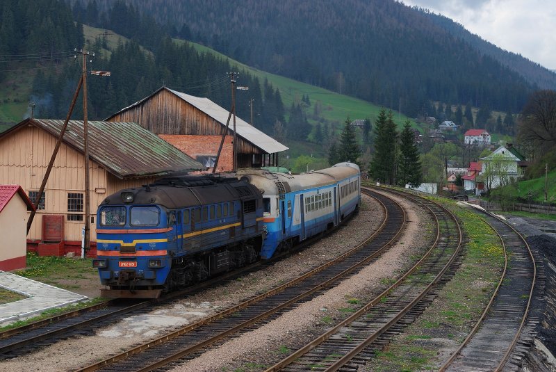 2M62 - 1051 mit dem 6441 in Vorochta (05.05.2008)