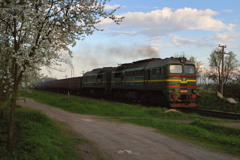 2M62 - 1069 mit einem Gterzug vor Martiniv (30.04.2008)