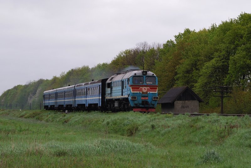 2M62 - 1114 mit dem 6443 vor Kolomyja (03.05.2008)