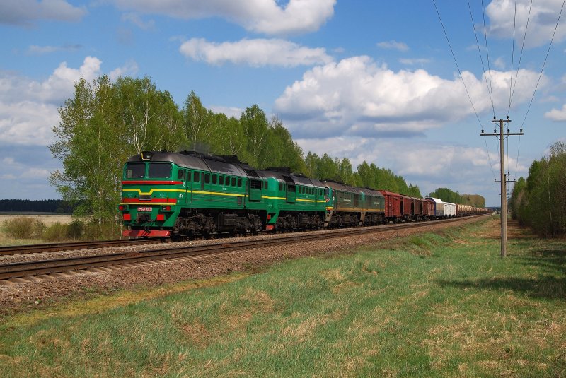 2M62K-0922 und 2M62-0675 mit Gterzug bei Pakene (08.05.2009)