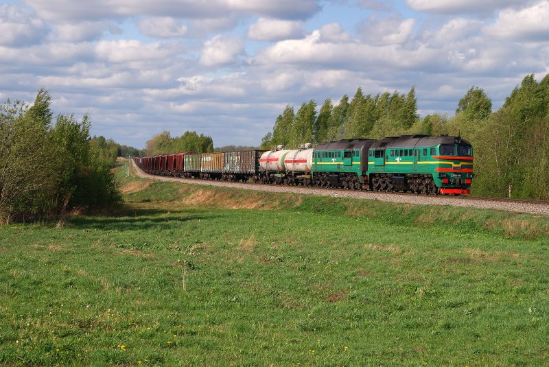 2M62U - 0119 mit Gterzug bei Liksna (09.05.2009)