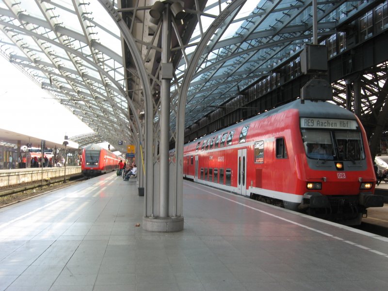 2mal Dosto-Stw am 22. August 2009 im Klner Hbf. Linker Zug an Gleis 9 RE 7 nach Krefeld und rechts an Gleis 8 RE 9 nach Aachen.