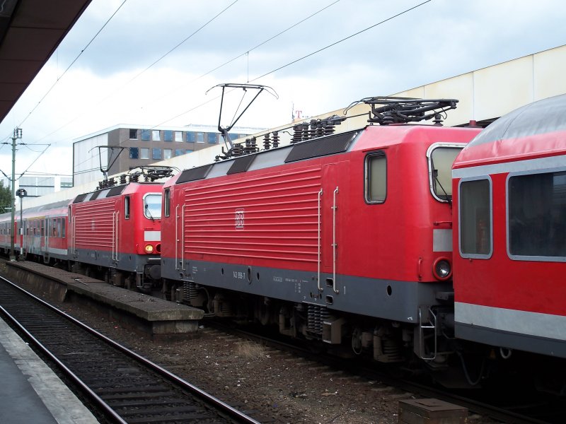 2x 143  stehen in Hannover Hbf auf einem Gleis (28.8.2007)
