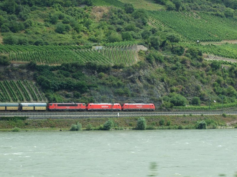 2x 145 und 1x 155 im Spann ziehen einen Gterzug auf der rechten Rheinstrecke Rtg. Rdesheim. Ort ist leider unbekannt. (aufgenommen zwischen Koblenz und Rdesheim) Datum: 22.7.08