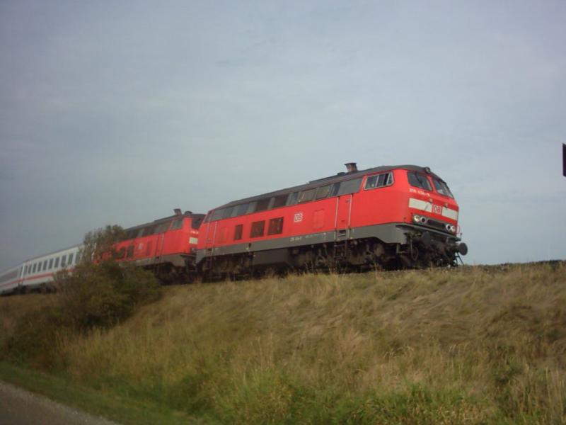 2x 218 Power in Husum,
vor einem InterCity aus Westerland, Richtung Sden