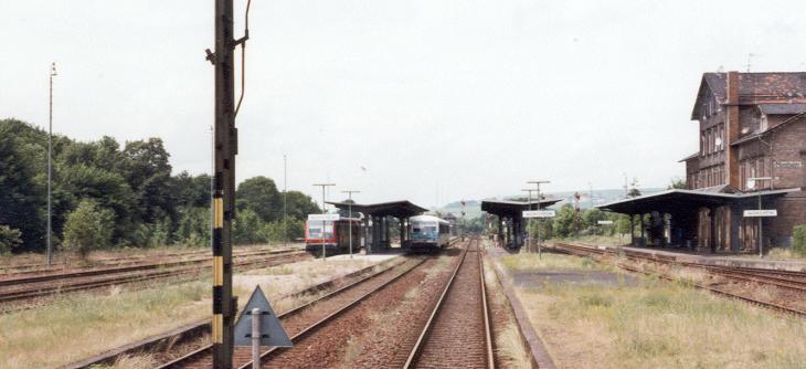 2x 628 in Monsheim, links der 628 nach Grnstadt schon in Verkehrsrot und rechts der 628 nach Worms Hbf der noch in Mintgrn ist. Bild ist ein paar Jahre alt.