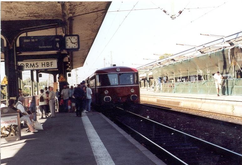 2x BR798 beim Wormser Bahnhofsfest 2003. Damals funktionierten die Anzeiger noch.