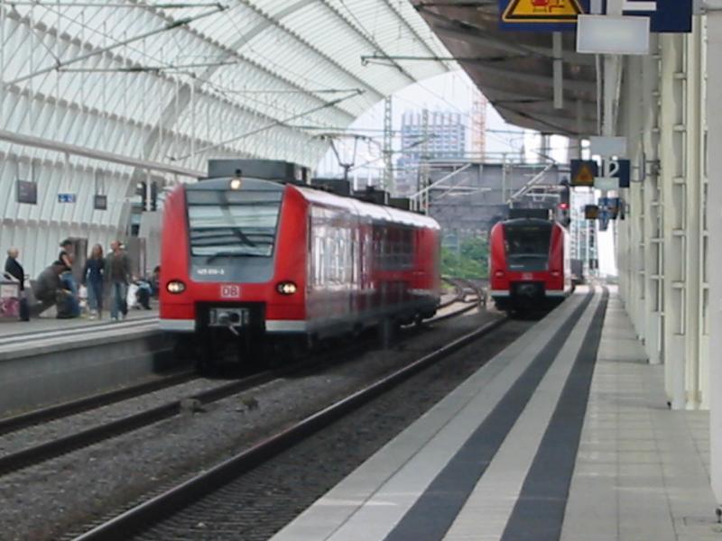 2x ET425. Links die 425-110 nach Mainz und daneben 2x425.2 Nummer ist unbekannt die als Leerfahrt unterwegs sind.