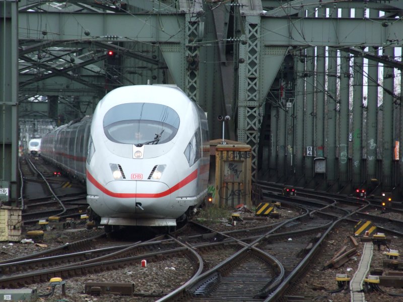 2x ICE3. Im Vordergrund die in Doppeltraktion fahrenden ICE  Hansestadt Lbeck  und  Schaffhausen  als ICE 508 aus Basel, im Hintergrund 2 Namenslose ICE3.
Kln, der 23.11.08