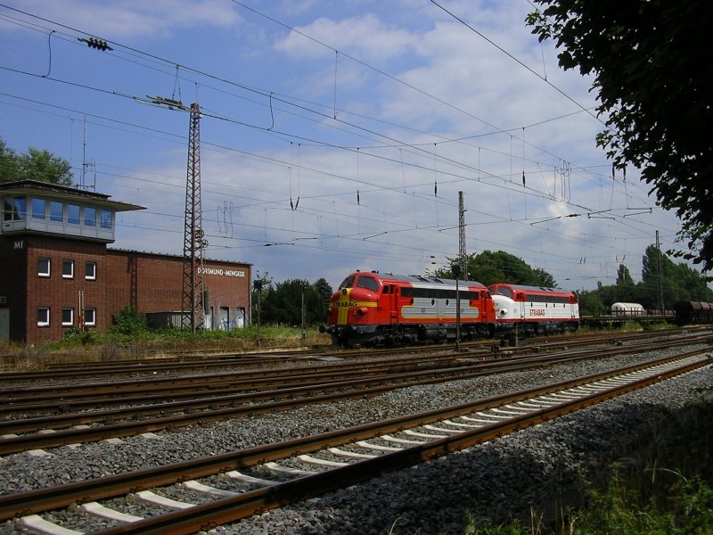 2x NOHAB (M1125 + M1142)der Fa. STRABAG am Stellwerk in Dortmund Mengede.(13.07.2008)