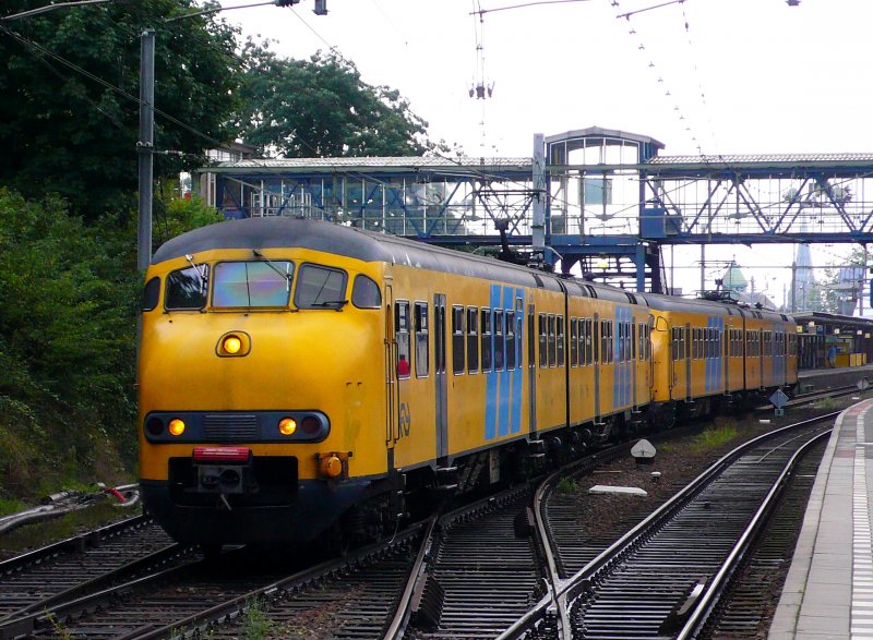 2x Plan V bei der Ausfahrt in Arnhem am 25.07.09.
Besonderheit bei der vordere Triebzug sind dei wieder verglaste
Eckfenster.